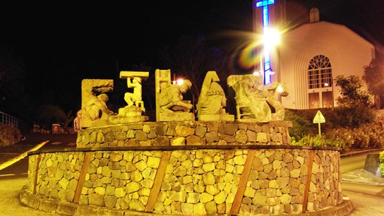 Sur une place de Cilaos, le nom de la commune écrit avec des sculptures de pierres.