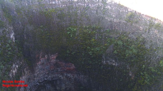 Un gouffre abyssal le long de la route menant au volcan.