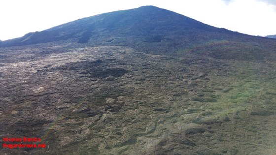 Le piton de la Fournaise, vu depuis l'enclos de la Fournaise. Tôt le matin, la brume est absente et cette partie du volcan est complètement visible.